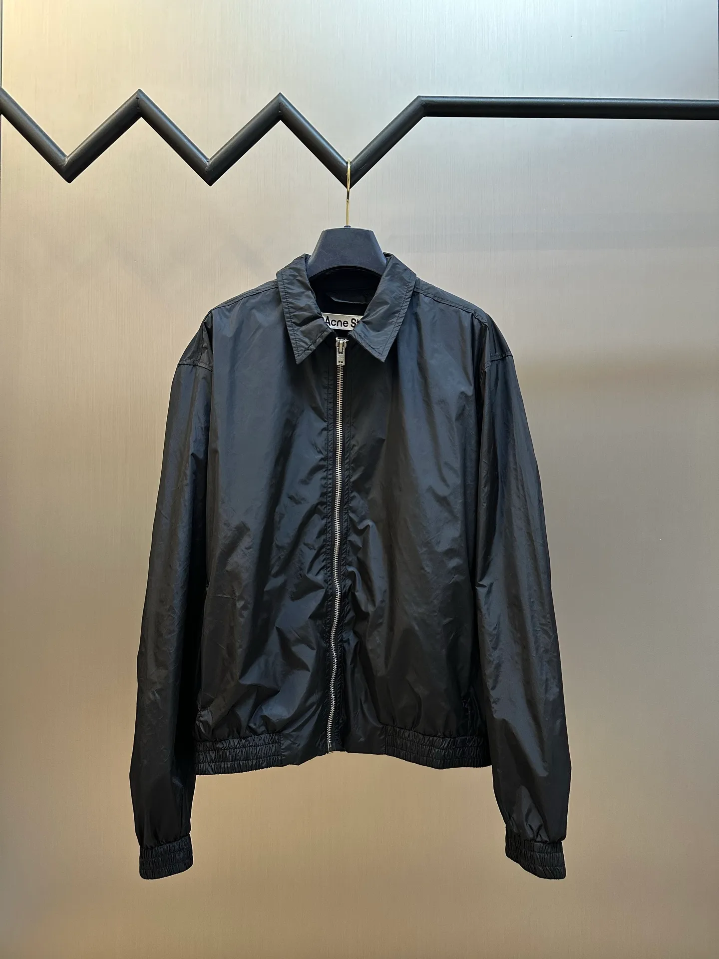 Ac Studios logo zippered nylon jacket is made of custom-made foggy functional nylon fabric. The lapel zipper outlines a neat minimalist silhouette. The elastic gathers create exquisite body proportions. The Ac Studios STOCKHOLM Classic logo is engraved on the back. It blends Scandinavian minimalist aesthetics with street texture. The brand recognition is hidden in the simple silhouette, and the casual wear shows street luxury style. Glue graffiti printing is used. The printing is modified by the film screen three times. The glue liquid paint is used to print the pattern on the fabric, and the fabric is baked to fix the printed pattern. Size: 44.46.48.50